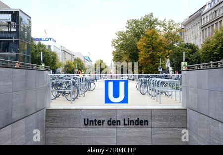 Berlin, Allemagne, 27 septembre 2021, station de métro Unter den Linden avec vue sur la porte de Brandebourg en arrière-plan. Banque D'Images