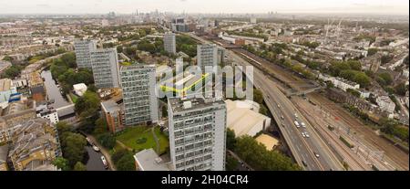 Brindley House, Polesworth House sur Grand Union Canal, Westbourne Park, Royal Oak, Londres, Angleterre Banque D'Images