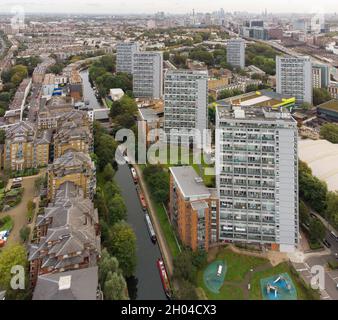 Brindley House, Polesworth House sur Grand Union Canal, Westbourne Park, Royal Oak, Londres, Angleterre Banque D'Images