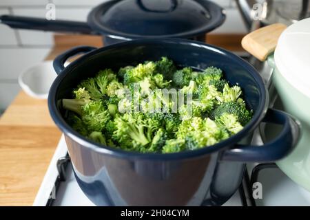 Brocoli vert frais bouilli prêt pour la salade verte Banque D'Images