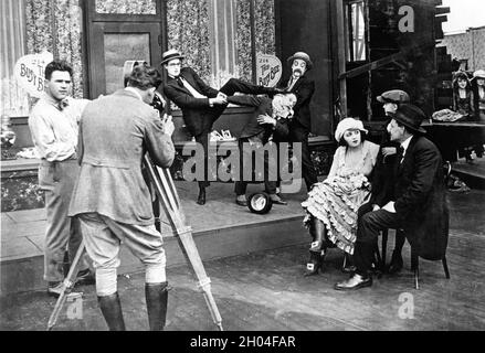 Directeur HAL ROACH Cinématographe WALTER LUNDIN HAROLD LLOYD SNUB POLLARD BEBE DANIELS et SAMMY BROOKS sur le terrain de tournage du BUMPING DANS BROADWAY 1919 réalisateur / producteur HAL E. ROACH Silent Comedy Short Rolin films / Pathe Exchange Banque D'Images