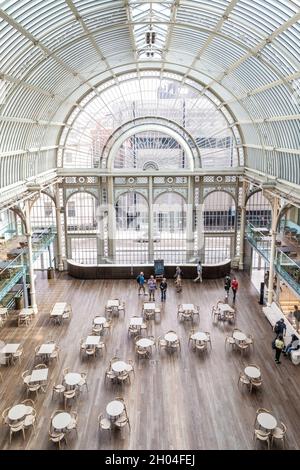 Intérieur du Paul Hamlyn Hall (Floral Hall) à l'Opéra Royal, Covent Garden, Londres, Royaume-Uni Banque D'Images