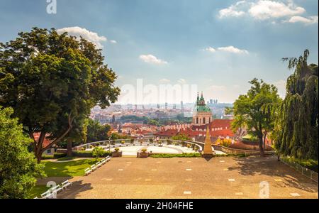 Point de vue de Plecnik au château de Prague - paysage de la ville avec l'église Saint-Nicolas, République tchèque Banque D'Images