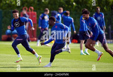 Jadon Sancho, Bukayo Saka et Tyrone Mings (gauche-droite) pendant une séance d'entraînement au terrain d'entraînement de Hotspur Way, Londres.Date de la photo: Lundi 11 octobre 2021. Banque D'Images