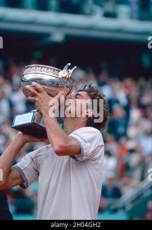 Le joueur brésilien de tennis Gustavo Kuerten remporte l'Open de France, Roland Garros, France 2001 Banque D'Images