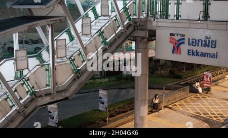 A quelques pas de la station BTS Ekkamai Sukhumvit Road Bangkok Thaïlande Banque D'Images