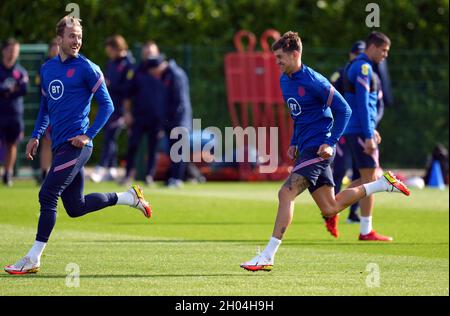 Harry Kane (à gauche) et John Stones d'Angleterre lors d'une séance d'entraînement au terrain d'entraînement de Hotspur Way, Londres.Date de la photo: Lundi 11 octobre 2021. Banque D'Images