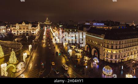 Moscou, Russie - 18 décembre 2019 : vue de Moscou la nuit depuis le toit du pont d'observation du monde central des enfants avec des lumières de célébration Banque D'Images