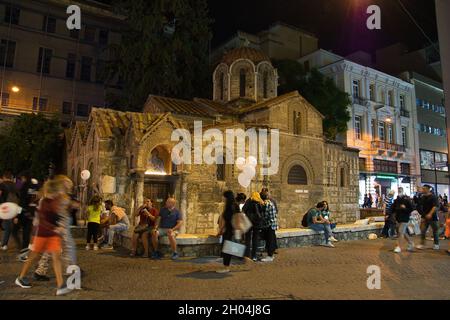 ATHÈNES, GRÈCE - 10 septembre 2021 : Grèce, Athènes, une vue de nuit sur l'église byzantine de Panaghia Kapnikarea Banque D'Images