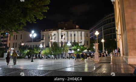 ATHÈNES, GRÈCE - 10 septembre 2021 : Grèce, Athènes, vue nocturne de la place devant la cathédrale métropolitaine de l'Annonciation la nuit Banque D'Images