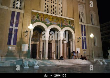 ATHÈNES, GRÈCE - 10 septembre 2021 : Grèce, Athènes, la façade de la cathédrale métropolitaine de l'Annonciation la nuit Banque D'Images