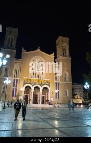 ATHÈNES, GRÈCE - 10 septembre 2021 : Grèce, Athènes, une vue sur la rue de la cathédrale métropolitaine de l'Annonciation la nuit Banque D'Images