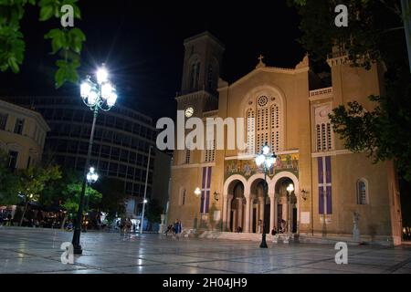 ATHÈNES, GRÈCE - 10 septembre 2021 : Grèce, Athènes, une vue sur la rue de la cathédrale métropolitaine de l'Annonciation la nuit Banque D'Images