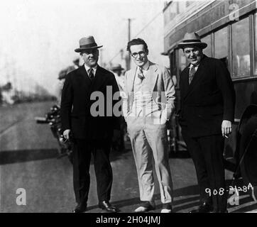 HAROLD LLOYD dans les rues de Los Angeles avec 2 hommes non identifiés sur le terrain a chanté pendant le tournage de POUR L'AMOUR DU CIEL 1926 réalisateur SAM TAYLOR The Harold Lloyd Corporation / Paramount Pictures Banque D'Images