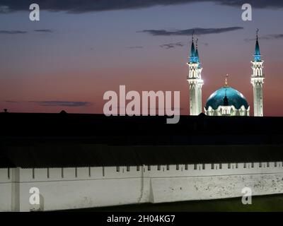 Vue nocturne du mur du Kremlin et des minarets blancs et bleus de la mosquée de Kul Sharif à Kazan, Russie Banque D'Images