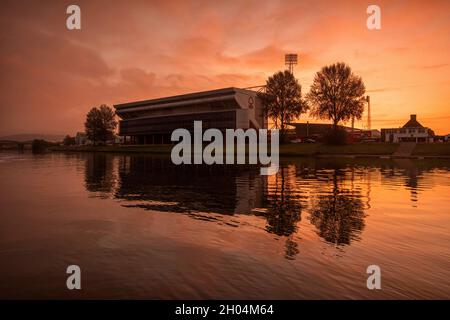 Lever du soleil sur le club de football de Nottingham Forest, dans le Nottinghamshire, Angleterre, Royaume-Uni Banque D'Images