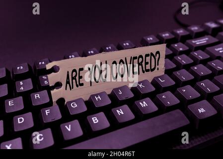 L'affiche manuscrite est la question que vous avez traitée.Photo conceptuelle demandant de montrer s'ils avaient une assurance dans le travail ou la vie programmateur création de nouveaux logiciels Banque D'Images