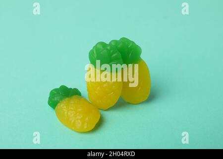Bonbons gélifiés sous forme d'ananas sur fond de menthe. Banque D'Images
