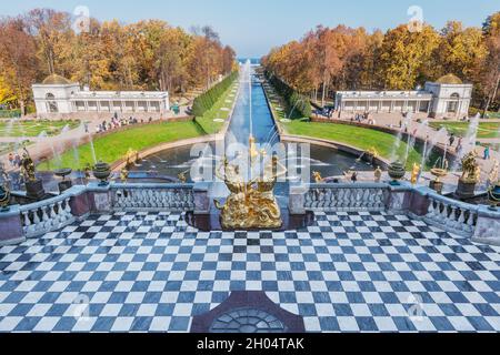 Petergof, Saint-Pétersbourg, Russie - 04 octobre 2021 : vue du Grand Palais du Petergof au parc inférieur avec fontaines, statues dorées et chenal. Banque D'Images