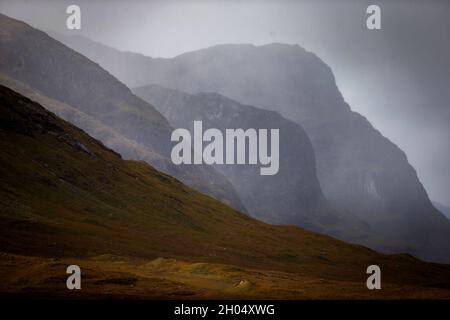 Le temps sauvage d'automne comme une douche de pluie passe à travers la vallée de Glencoe Banque D'Images