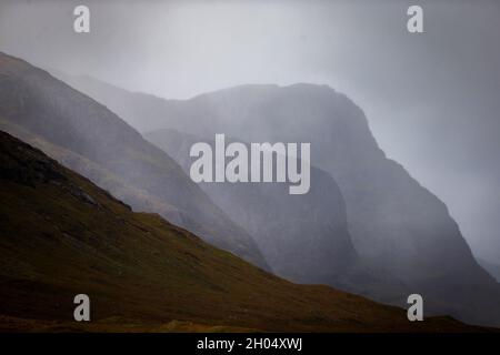 Le temps sauvage d'automne comme une douche de pluie passe à travers la vallée de Glencoe Banque D'Images