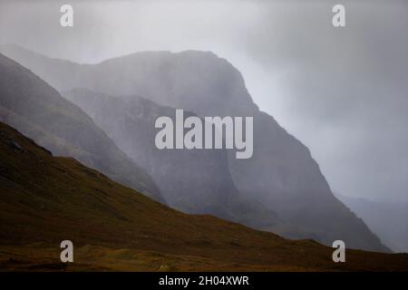 Le temps sauvage d'automne comme une douche de pluie passe à travers la vallée de Glencoe Banque D'Images