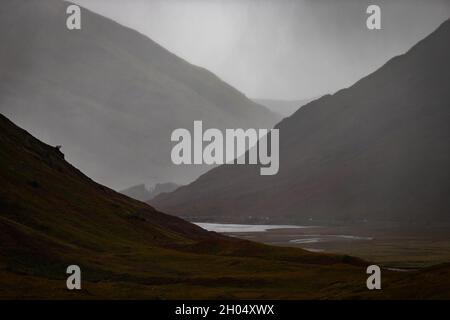 Le temps sauvage d'automne comme une douche de pluie passe à travers la vallée de Glencoe Banque D'Images