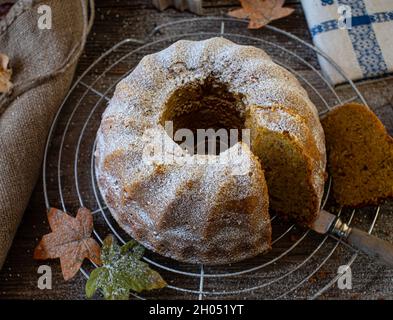 petit gâteau cuit frais sur une grille de refroidissement sur une table en bois.Vue de dessus Banque D'Images