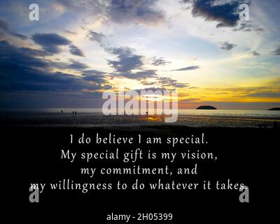 Citation motivante et inspirante avec une phrase sur une image de coucher de soleil floue Banque D'Images