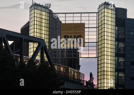 Berlin, Allemagne.10 octobre 2021.Un train souterrain de la Berliner Verkehrsbetriebe (BVG) longe la ligne surélevée entre les immeubles de bureaux sous un grand panneau BVG.Credit: Stefan Jaitner/dpa/Alay Live News Banque D'Images