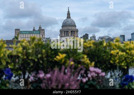 LONDRES, ROYAUME-UNI.11 octobre 2021.L'architecture de la ville de Londres et la ligne d'horizon du quartier financier un matin doux.Credit: amer ghazzal / Alamy Live News Banque D'Images