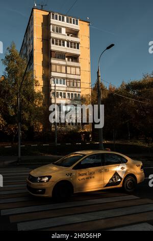 MOSCOU, RUSSIE - 10 2021 OCTOBRE : le taxi descend dans la rue à l'automne. Banque D'Images