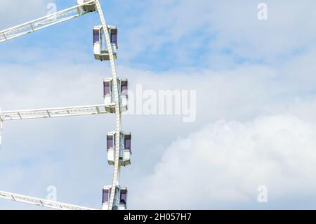 Détail d'une grande roue de ferris contre le ciel Banque D'Images