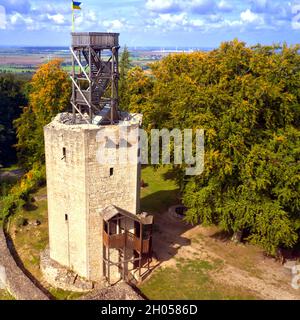 ruines de plus de 1000 ans de château avec des murs détruits et une plate-forme d'observation en bois Banque D'Images