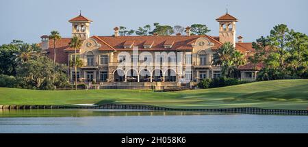 TPC Sawgrass Clubhouse et 18e green du Stadium course, qui accueille le tournoi de golf DES JOUEURS, au lever du soleil à Ponte Vedra Beach, en Floride.(ÉTATS-UNIS) Banque D'Images