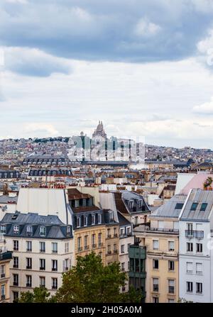 Paris par le haut. La colline de Montmartre et l'église du Sacré-cœur se distinguent dans la vue Banque D'Images