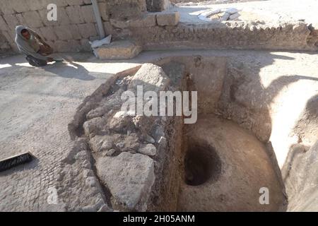 YAVNE, 11 octobre 2021 (Xinhua) -- Un travailleur opère sur le site d'excavation d'une ancienne usine de vin à Yavne, dans le centre d'Israël, le 11 octobre 2021.Les archéologues israéliens ont exposé une énorme usine de vin vieille de 1,500 ans, a déclaré lundi l'Autorité israélienne des Antiquités (IAA).L'immense et bien conçu domaine industriel de la période byzantine a été excavé au cours des deux dernières années dans la ville de Yavne, dans le centre d'Israël.(Photo de Gil Cohen Magen/Xinhua) Banque D'Images