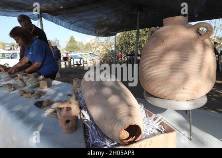 YAVNE, 11 octobre 2021 (Xinhua) -- des travailleurs de l'Autorité israélienne des antiquités (IAA) présentent des reliques trouvées sur le site d'excavation d'une ancienne usine de vin à Yavne, dans le centre d'Israël, le 11 octobre 2021.Les archéologues israéliens ont exposé une énorme usine de vin vieille de 1,500 ans, a déclaré lundi l'Autorité israélienne des Antiquités (IAA).L'immense et bien conçu domaine industriel de la période byzantine a été excavé au cours des deux dernières années dans la ville de Yavne, dans le centre d'Israël.(Photo de Gil Cohen Magen/Xinhua) Banque D'Images