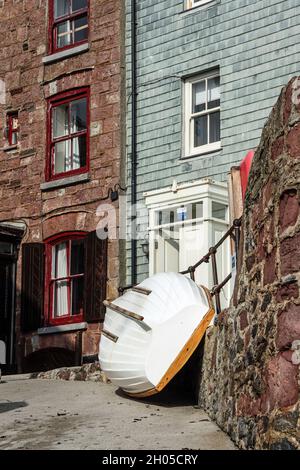 Un bateau se trouve contre les chemins de fer du front de mer dans le pittoresque village cornish traditionnel de Kingsand, sur la péninsule de Rame.Le village était un endroit Banque D'Images