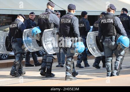 La police italienne avec un équipement anti-émeute pendant la grève générale des syndicats de herbage. Banque D'Images
