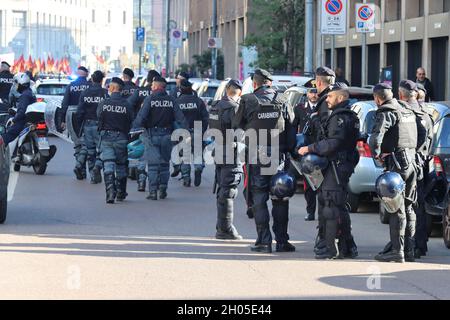 La police italienne avec un équipement anti-émeute pendant la grève générale des syndicats de herbage. Banque D'Images