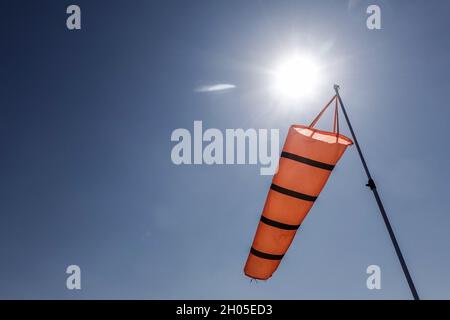 Tel Aviv, Israël.11 octobre 2021.L'Autorité israélienne d'innovation (IIA), les autoroutes Ayalon, le Ministère des transports et l'Autorité de l'aviation civile organisent conjointement une démonstration du projet INDI, l'Initiative nationale pour le drone d'Israël,Au stade trois sur huit sur un plan de deux ans visant à créer un réseau maillé national de drones transportant des charges utiles dans un espace aérien géré mettant en œuvre un système de contrôle autonome exploité dans les centres de systèmes aériens sans pilote des autoroutes Ayalon.La troisième étape comprend 3,000 sorties au-dessus de la zone métropolitaine de tel Aviv et un transport aérien au Brésil, contrôlé par le bâillon Banque D'Images