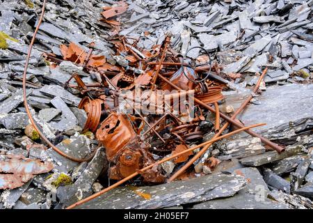 Les restes de rouille d'un véhicule de l'industrie minière de l'ardoise sont entourés de déchets d'ardoise, le 5 octobre 2021, à Blaenau Ffestinog, Gwynedd, pays de Galles.(La légende complète de l'industrie de l'ardoise est ici dans Description). Banque D'Images