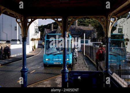 Un passager monte à bord d'un autobus Arriva à l'arrêt de bus devant la gare du centre-ville de Conwy, le 4 octobre 2021, à Conwy, Gwynedd, pays de Galles. Banque D'Images