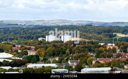 Dundee, Tayside, Écosse, Royaume-Uni.11 octobre 2021.Météo au Royaume-Uni : un jour d'automne lumineux avec des périodes ensoleillées occasionnelles dans le nord-est de l'Écosse avec des températures atteignant 15°C.Paysage d'automne de la ville de Dundee et des zones suburbaines environnantes observé de la "loi" les restes d'un seuil volcanique et est le point de vue le plus élevé de la ville.Crédit : Dundee Photographics/Alamy Live News Banque D'Images