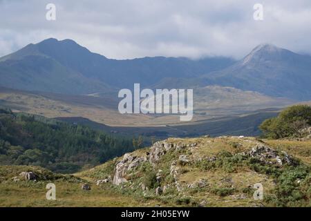 Vue de l'est à Capel Curig est une vue sur le sommet de 1,085 mètres au-dessus du niveau de la mer, Snowdon, le point le plus haut dans les îles britanniques à l'extérieur des Highlands écossais, le 6 octobre 2021, à Capel Curig, parc national de Snowdonia, pays de Galles. Banque D'Images