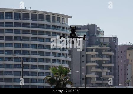 Tel Aviv, Israël.11 octobre 2021.L'Autorité israélienne d'innovation (IIA), les autoroutes Ayalon, le Ministère des transports et l'Autorité de l'aviation civile organisent conjointement une démonstration du projet INDI, l'Initiative nationale pour le drone d'Israël,Au stade trois sur huit sur un plan de deux ans visant à créer un réseau maillé national de drones transportant des charges utiles dans un espace aérien géré mettant en œuvre un système de contrôle autonome exploité dans les centres de systèmes aériens sans pilote des autoroutes Ayalon.La troisième étape comprend 3,000 sorties au-dessus de la zone métropolitaine de tel Aviv et un transport aérien au Brésil, contrôlé par le bâillon Banque D'Images