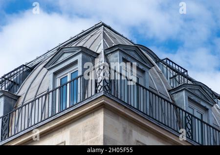 Paris, France, septembre 2021.Détail d'angle d'un bâtiment dans la rue de Rivoli.Caractéristiques architecturales Banque D'Images