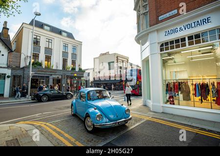 Londres- octobre 2021: Kings Road Chelsea shopping rue scène avec l'ancienne Volkswagen Beetle Banque D'Images