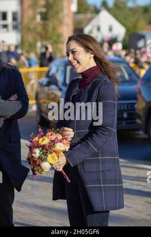 Haslev, Danemark, le 11 octobre 2021, le couple de prince héritier danois, le prince héritier Frederik et la princesse Marie se rendent dans la petite ville danoise de Haslev à l'occasion de la célébration du 150e anniversaire de la ville, à Haslev, Danemark, le 11 octobre 2021.Ils ont également visité la « Tour de la forêt ».La tour forestière de 45 mètres de haut dans la forêt de Gisselfeld Kloster est une expérience unique de la nature, où vous voyez la forêt dans des perspectives complètement nouvelles.Photo de Stefan Lindblom/Stella Pictures/ABACAPRESS.COM Banque D'Images